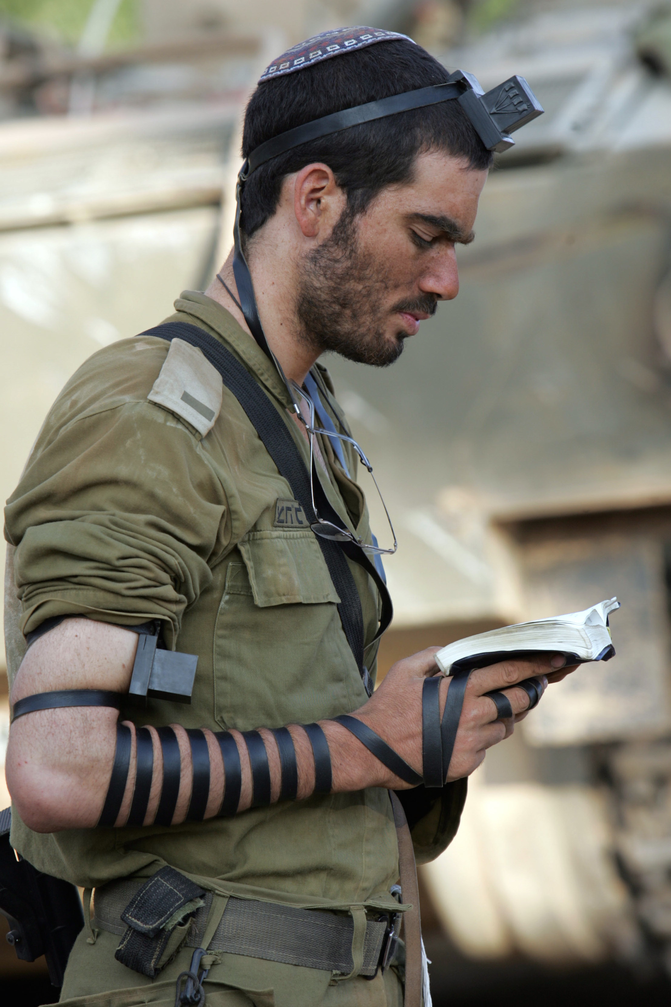 544688d1944ecdaa4df87916_IDF_soldier_put_on_tefillin.jpg